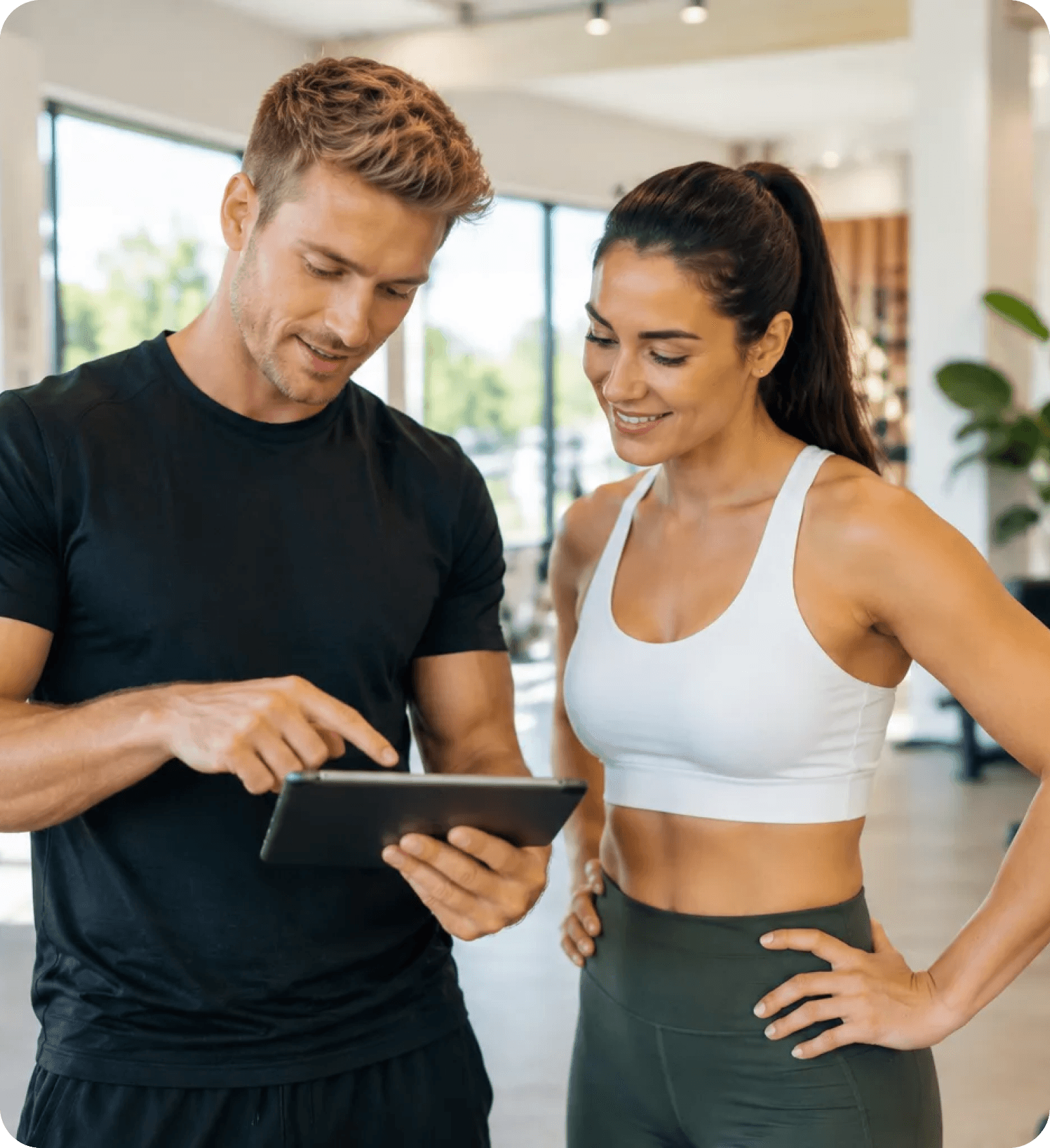 Coach und Kundin besprechen ein Coaching-Paket im Studio
